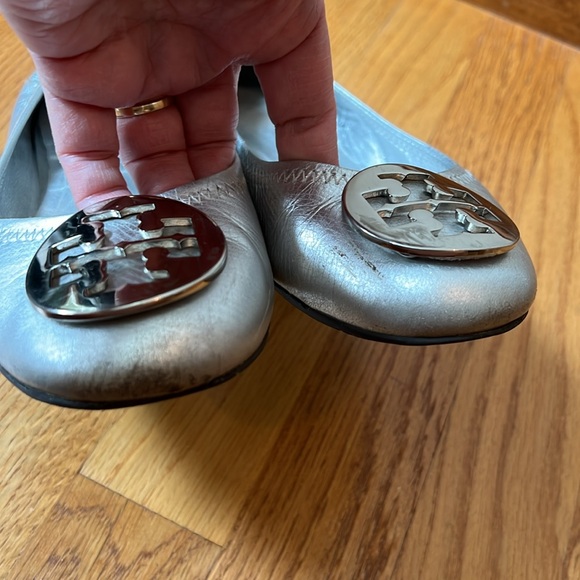 Tory Burch Reva Logo Silver Ballet Flat 7 - Picture 4 of 14